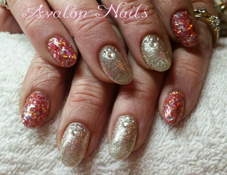 Mijn eigen kerst nagels met Acryl rode glitter en gouden gelpolish